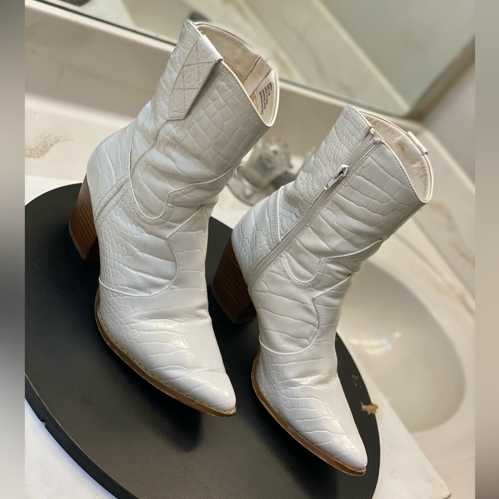 Coconuts by Matisse white pointed toe heeled boots size 6.5M excellent condition